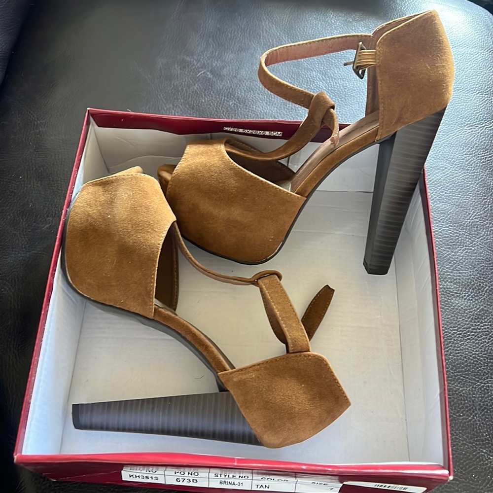 NEW Tan HEELS